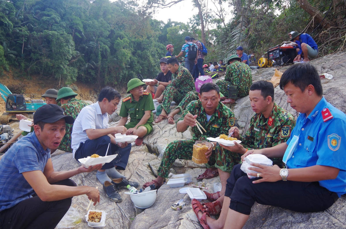 Ôn Nguyễn Văn Phương, Phó Chủ tịch UBND tỉnh Thừa Thiên Huế (áo trắng) cùng ngồi ăn cơm với lực lượng quân đội, công an... tại hiện trường. Ảnh: Dân trí.