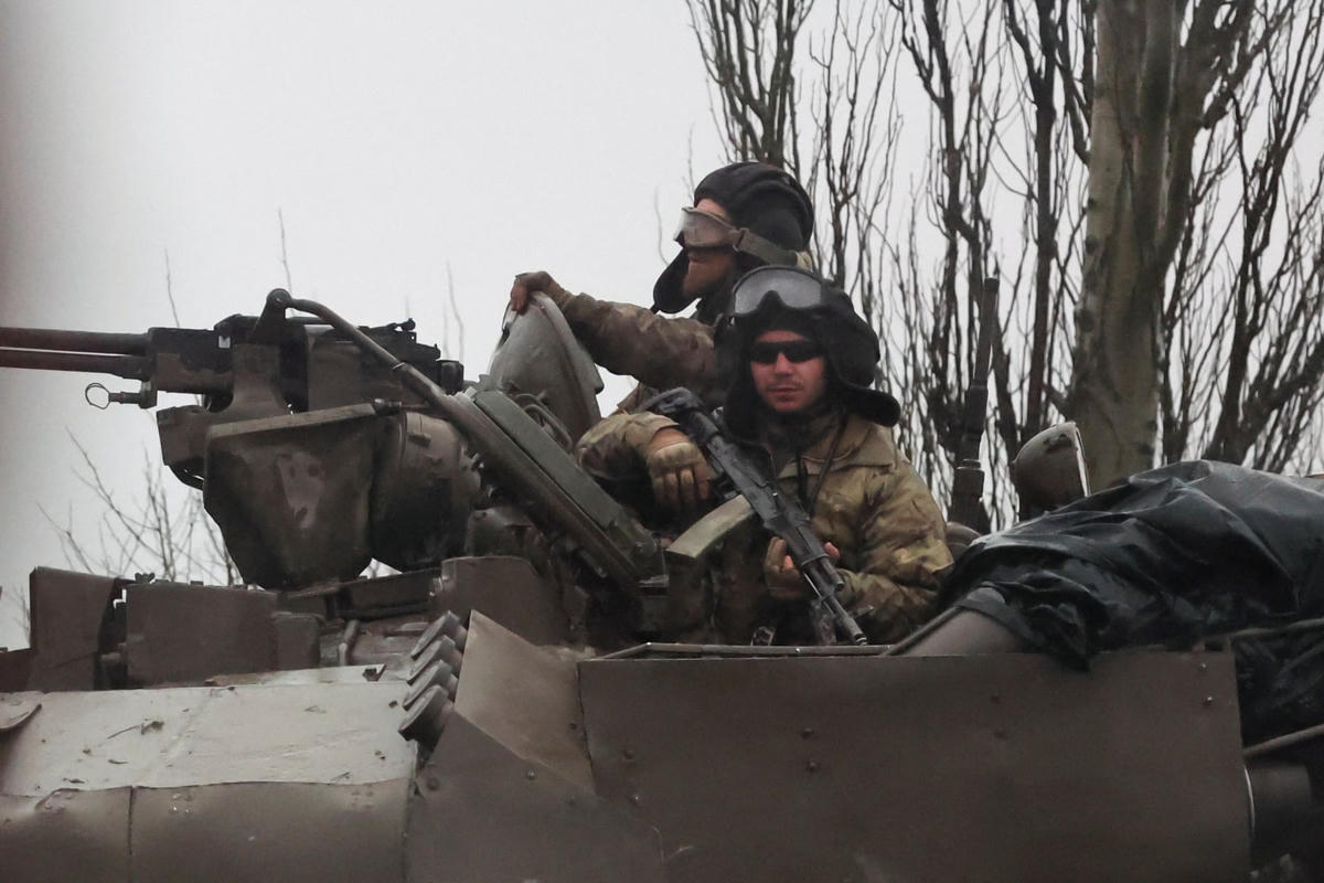 Loạt xe tăng tiến vào thủ đô Ukraine. Ảnh: Carlos Barría / Reuters.