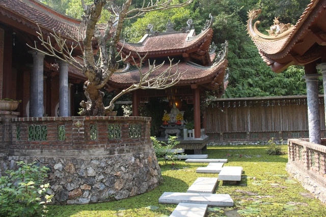 Tòa điện nhỏ thờ Phật Bà Quan Thế Âm đặt giữa hồ sen.  