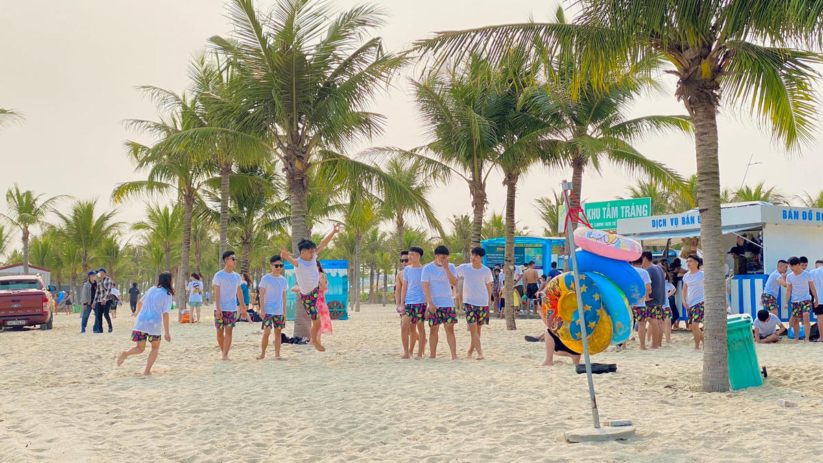 Nhiều nhóm du khách đến đây để vui chơi và check in.