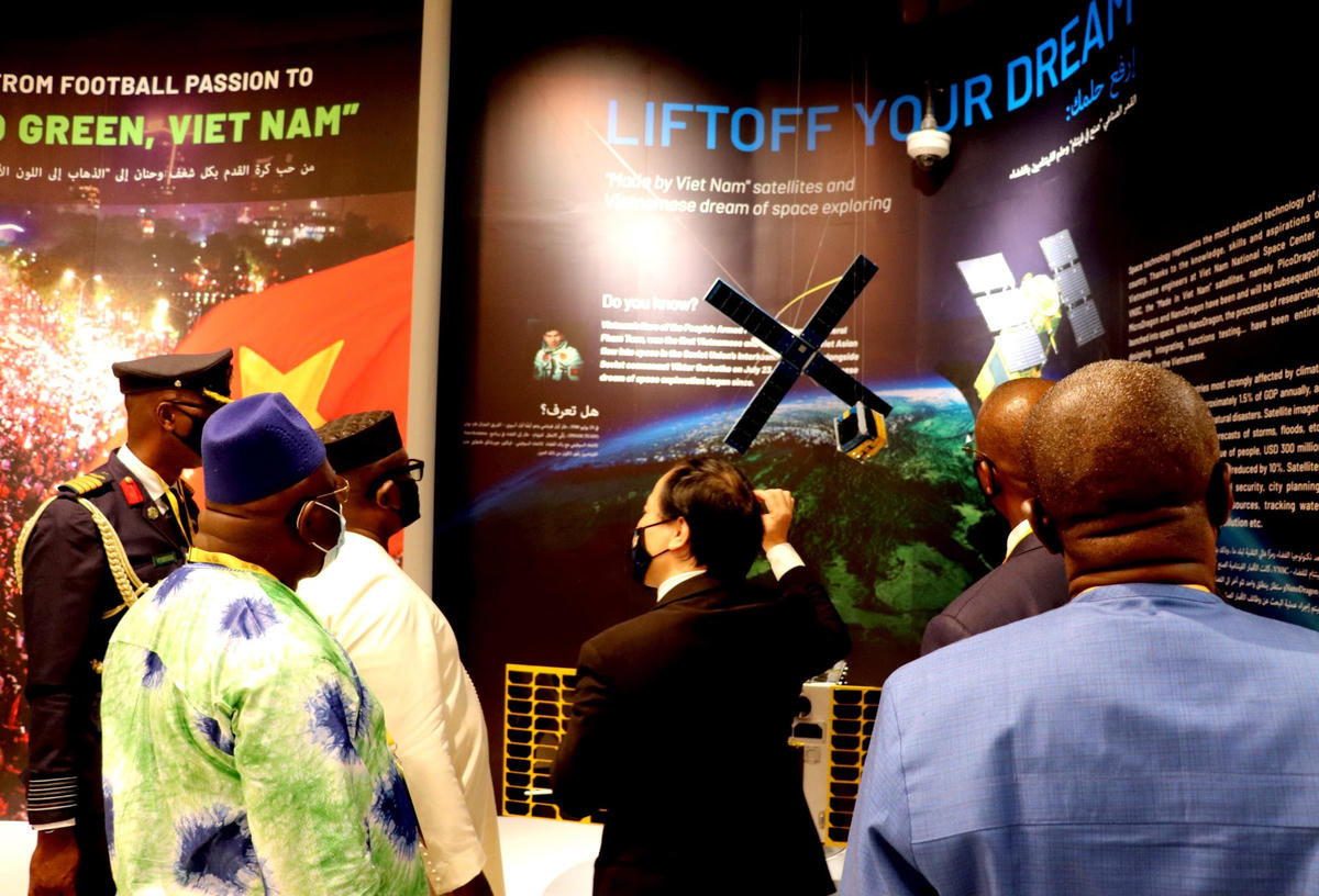 Tổng thống Julius Maada Bio hiện đang có mặt tại Dubai để tham dự Ngày Quốc gia của Sierra Leone tại EXPO 2020 Dubai (14/10). Ông đã có cuộc gặp với Phó Tổng thống, Thủ tướng UAE và Quốc Vương Dubai, ngài Seikh Mohammed bi Rashid Al Maktoum. 