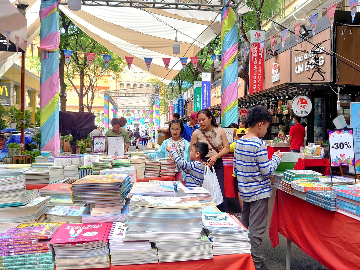 Hoạt động thu hút đông đảo bạn đọc là thiếu nhi tham gia tại đường sách Nguyễn Văn Bình, Q.1, TP HCM.