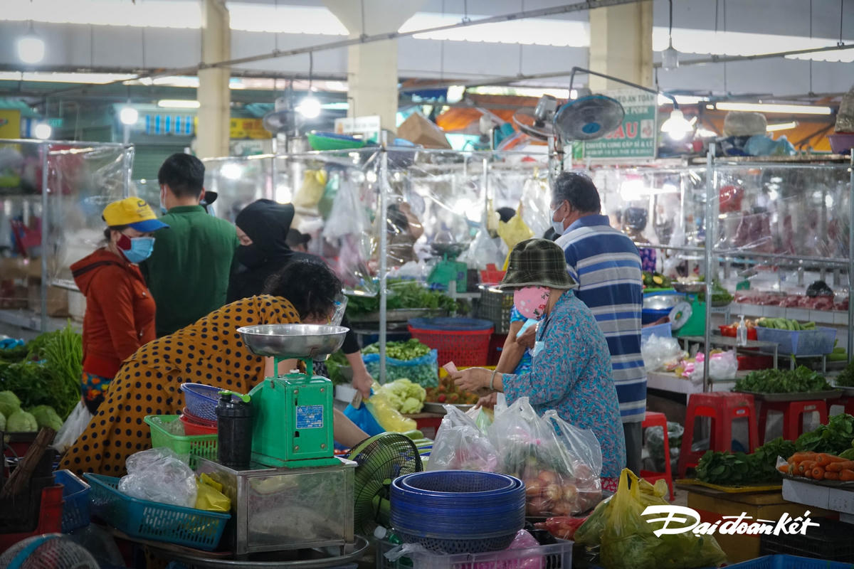 Nhà lồng chợ Bình Thới (Quận 11) được yêu cầu gắng them quạt thông gió để đảm bảo thông thoáng.