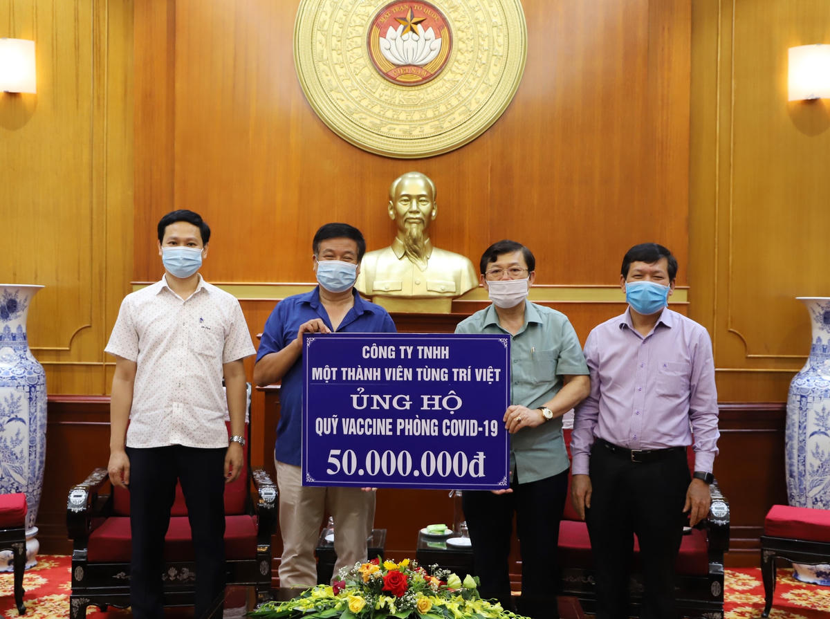 Phó Chủ tịch Nguyễn Hữu Dũng tiếp nhận ủng hộ từ Công ty TNHH Một thành viên Tùng Trí Việt ủng hộ 50 triệu đồng.