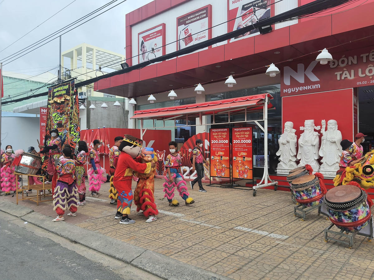 Hình ảnh lân sư rồng rộn ràng đường phố trong ngày mùng 6 Tết.