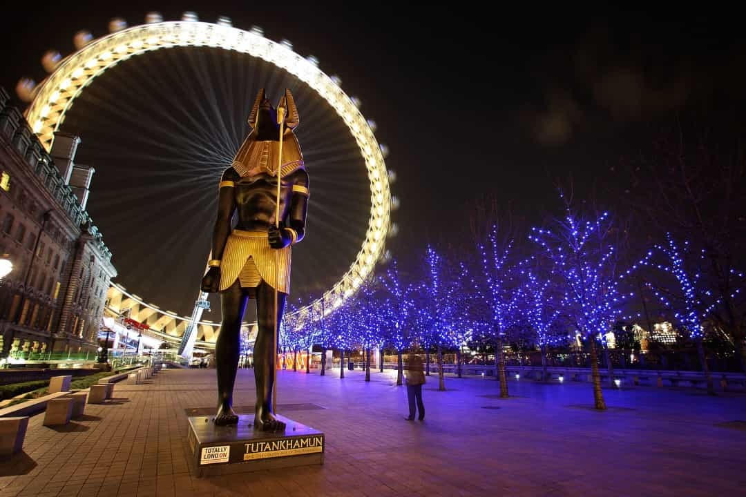 Một bức tượng của Ai Cập đã được London Eye dựng lên vào năm 2007, bức tượng được đặt ở đó để quảng bá cho cuộc triển lãm “Tutankhamun và Thời đại hoàng kim của các Pharaoh” tại Trung tâm O2.  