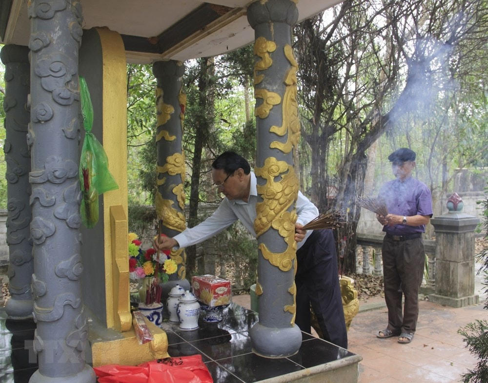 Ông Nguyễn Minh Kỳ, biệt danh 'Hùm xám Đường 9,' nguyên Phó Bí thư Tỉnh ủy, Chủ tịch Ủy ban Nhân dân tỉnh Quảng Trị trong giai đoạn 1999-2004 thắp hương tưởng nhớ đồng đội tại Bia tưởng niệm các anh hùng liệt sỹ. (Ảnh: Thanh Thủy/TTXVN).