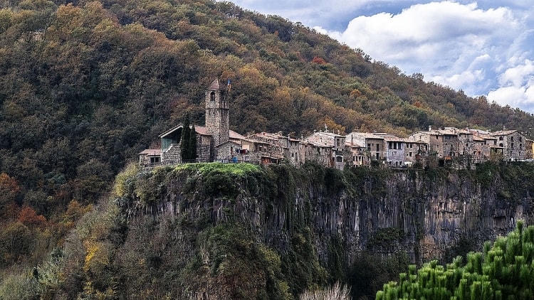 Ngôi làng cổ 'cheo leo' trên vách đá bazan