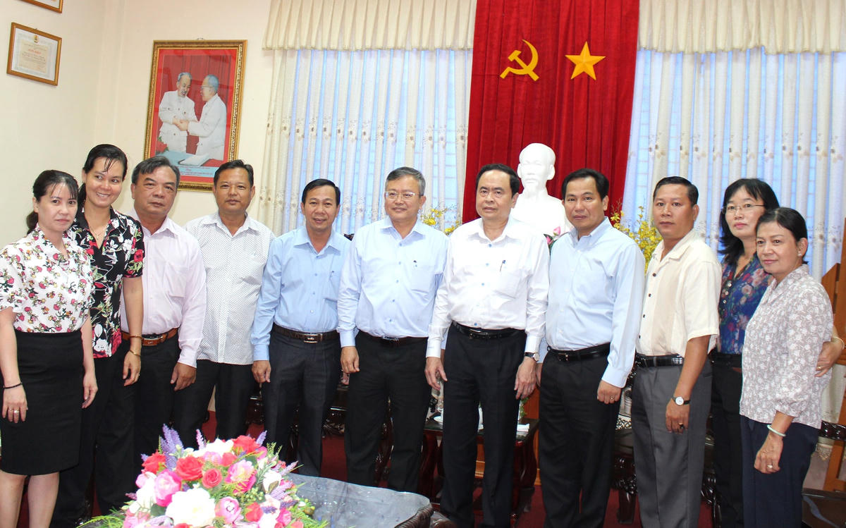 Chủ tịch Trần Thanh Mẫn cùng lãnh đạo Thành uỷ chụp ảnh lưu niệm với Ban thường trực Ủy ban MTTQ Việt Nam TP Cần Thơ.