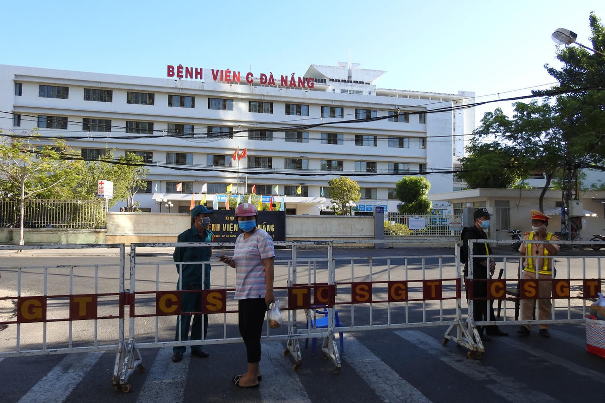 Bệnh viện C Đà Nẵng – nơi đang thực hiện cách ly tại chỗ khoảng 4.000 trường hợp là bệnh nhân, người nhà bệnh nhân và y, bác sỹ. Ảnh Bình Nguyên.