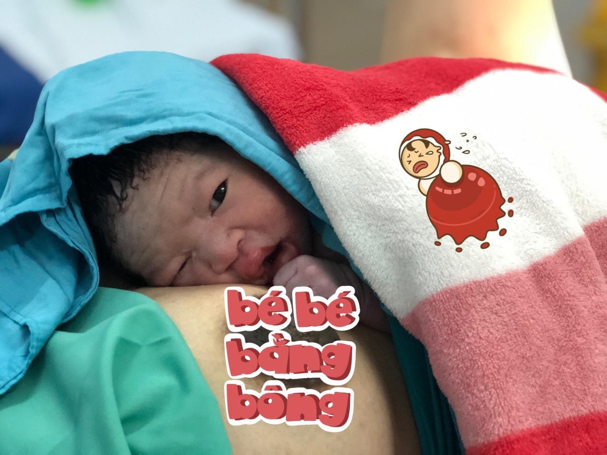 Một em bé được mẹ bầu sinh sau khi về nước.