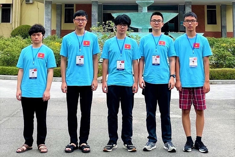 Học sinh Nguyễn Mạnh Quân và Trần Quang Vinh dự thi Olympic Vật lí quốc tế 2021 là học sinh lớp 12 Lý 1, Trường THPT Chuyên Hà Nội - Amsterdamđều giành Huy chương Vàng