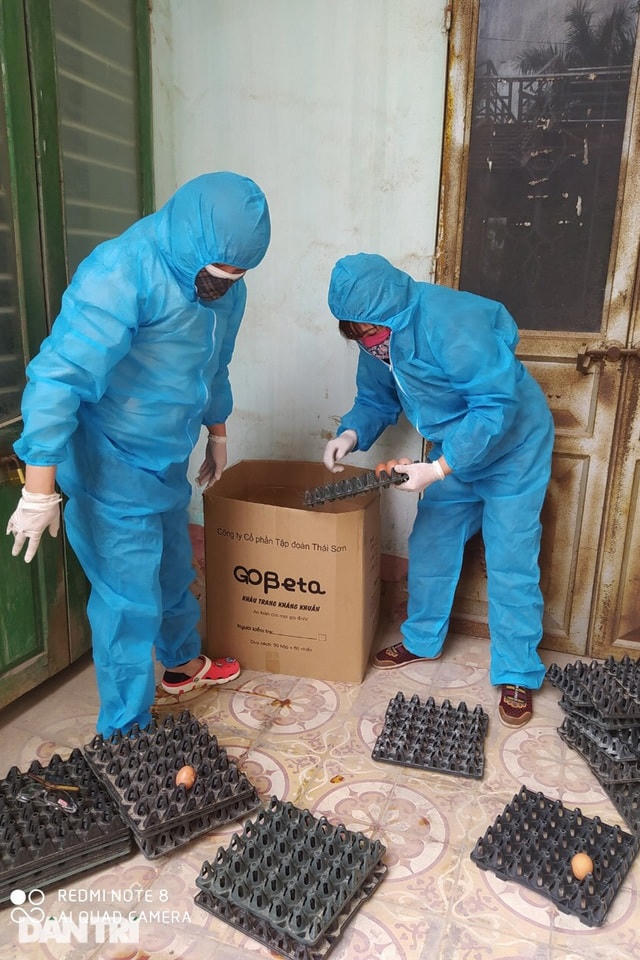 Có những thời điểm lương thực cạn kiệt, bếp ăn luôn tìm mọi cách, tìm mọi nguồn cung để đảm bảo luôn đủ suất ăn, đủ dinh dưỡng hàng ngày cho những người ở cách ly tập trung.