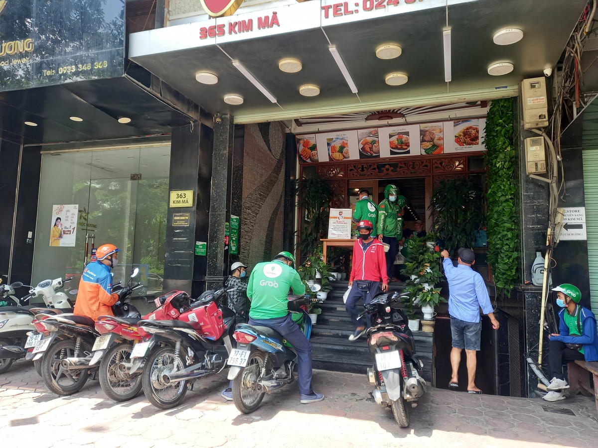 Ghi nhận tại một số hàng quán, lượng đơn trên các ứng dụng trực tuyến tăng đột biến. 