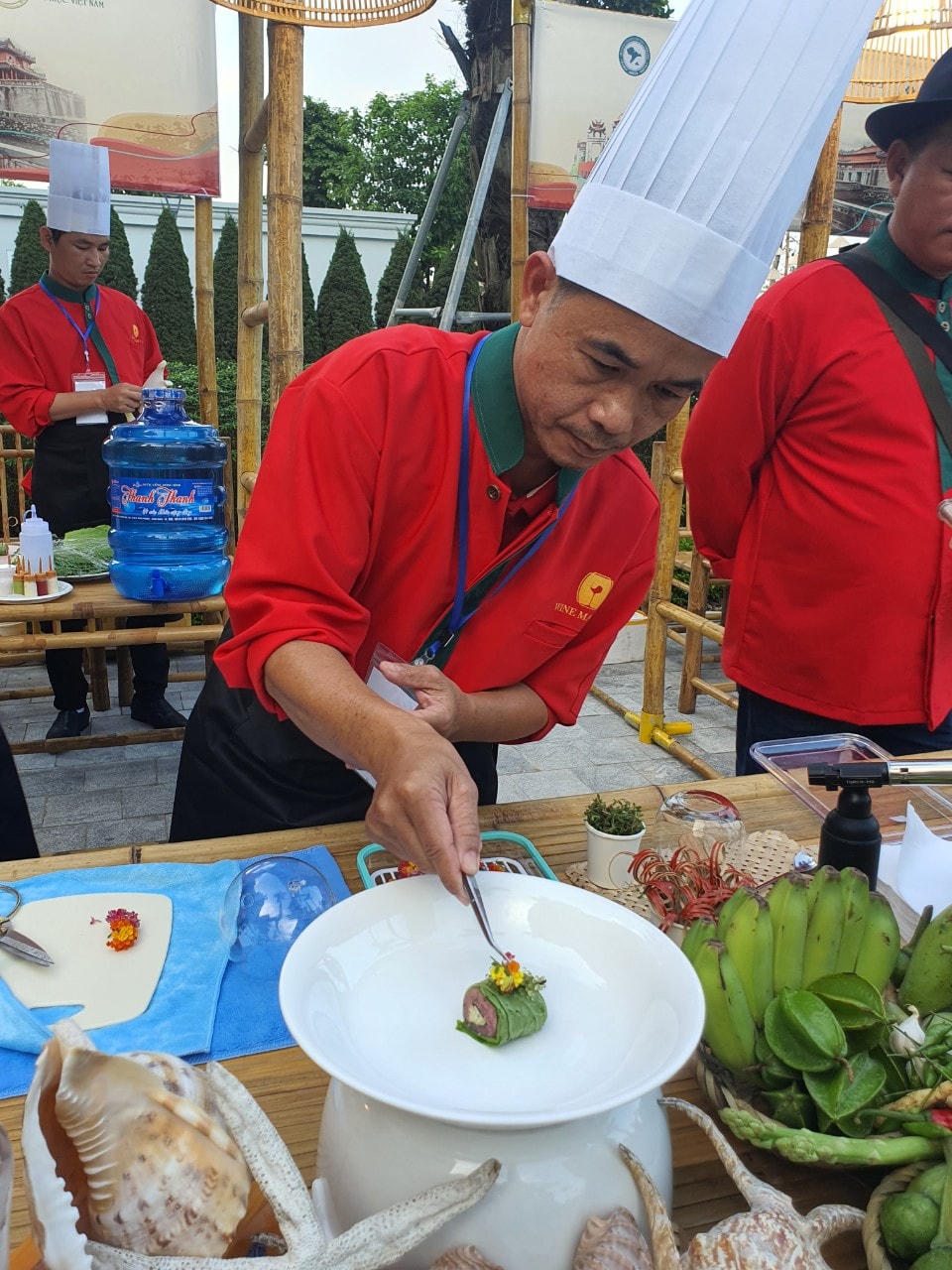 Rất cầu kỳ, tỷ mẩn.
