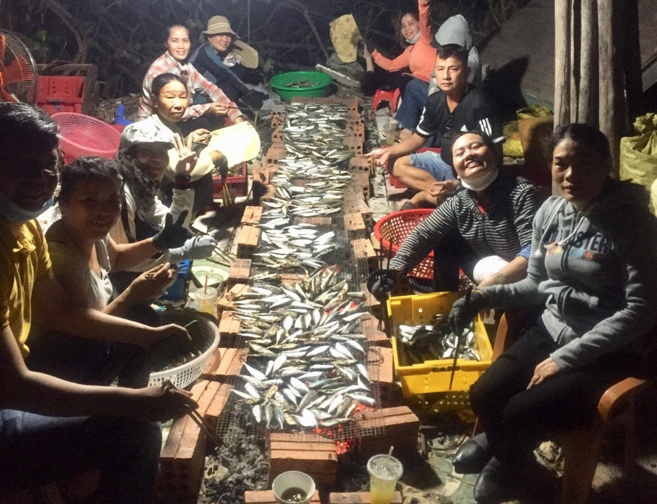 ...và cá nục nướng.