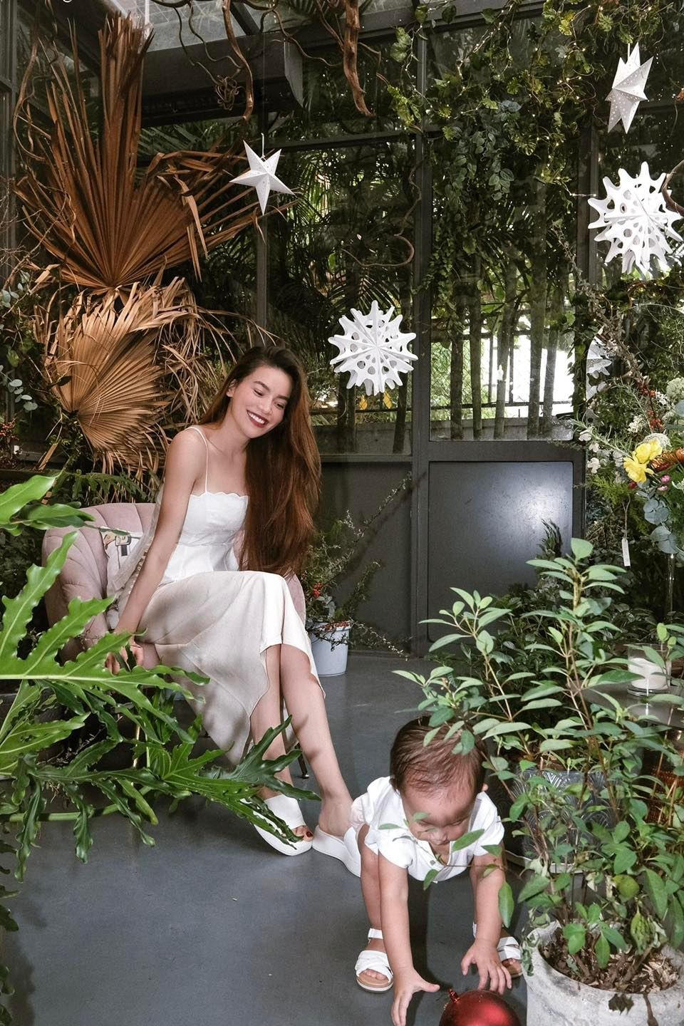 Hồ Ngọc Hà rạng rỡ bên công chúa Lisa, chúc cả nhà một tuần đầy năng lượng.