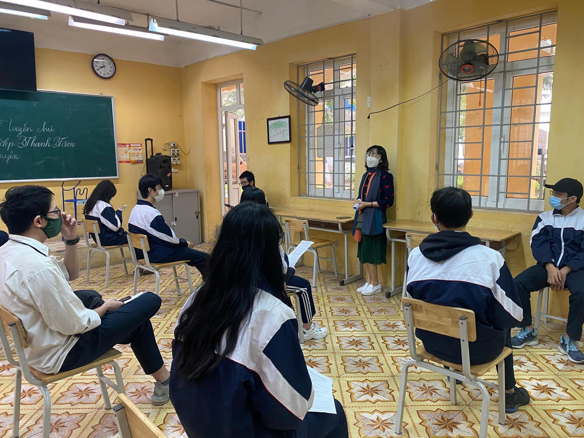 Cô giáo chủ nhiệm lớp 12A1, Trường THPT Quang Trung - Đống Đa dặn dò học sinh theo dõi sức khỏe, chế độ dinh dưỡng sau khi tiêm.