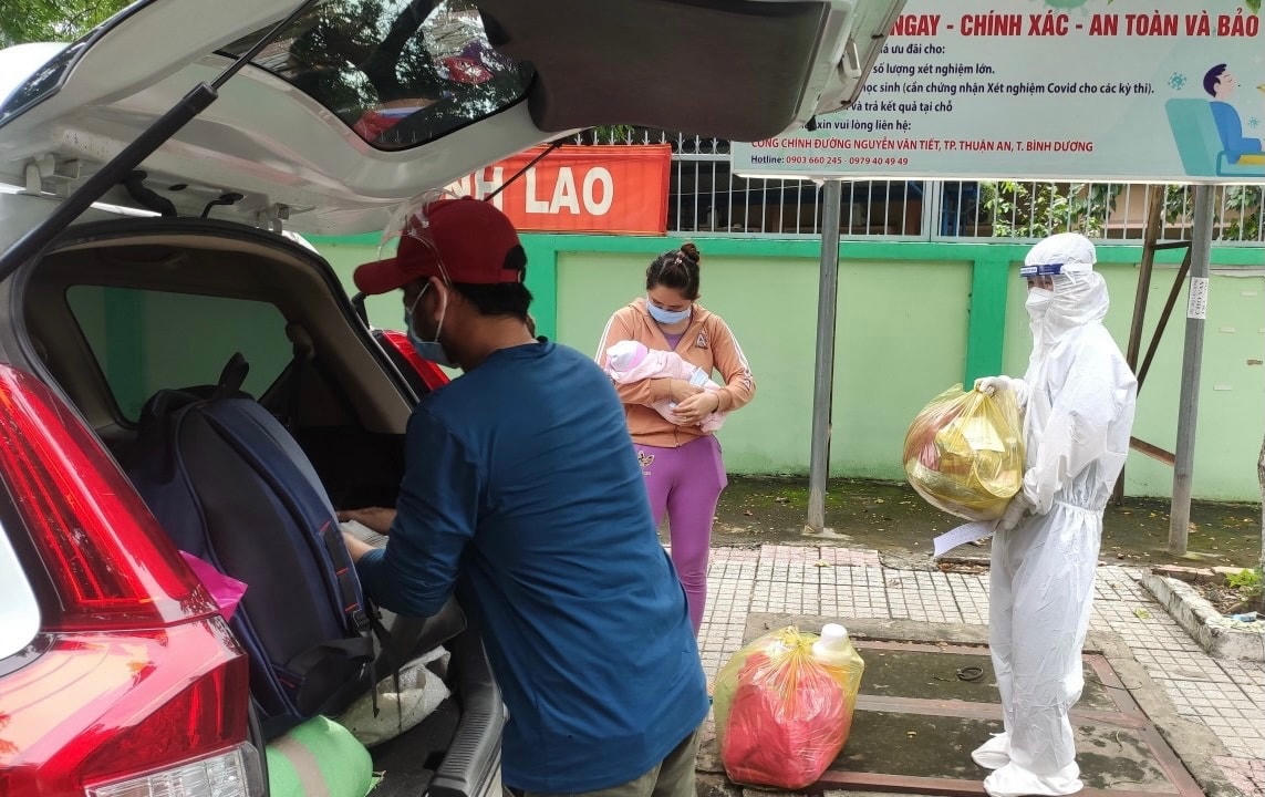 Hạnh phúc đón con trở về nhà.
