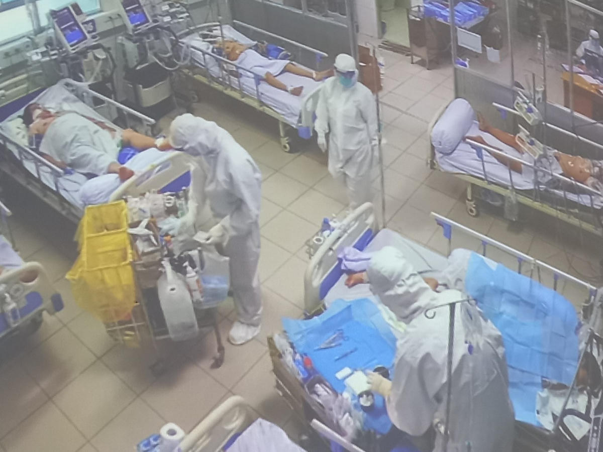 Điều trị bệnh nhân Covid-19 tại Củ Chi. Ảnh: Hà Văn Đạo