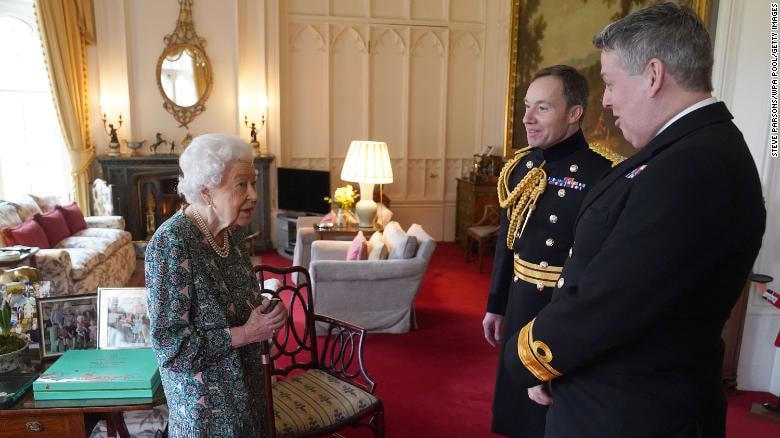 Nữ hoàng Elizabeth II có buổi gặp mặt với Đô đốc James MacLeod và Thiếu tướng Eldon Millar (phải)  tại Lâu đài Windsor hôm 16/2. Ảnh: CNN.  