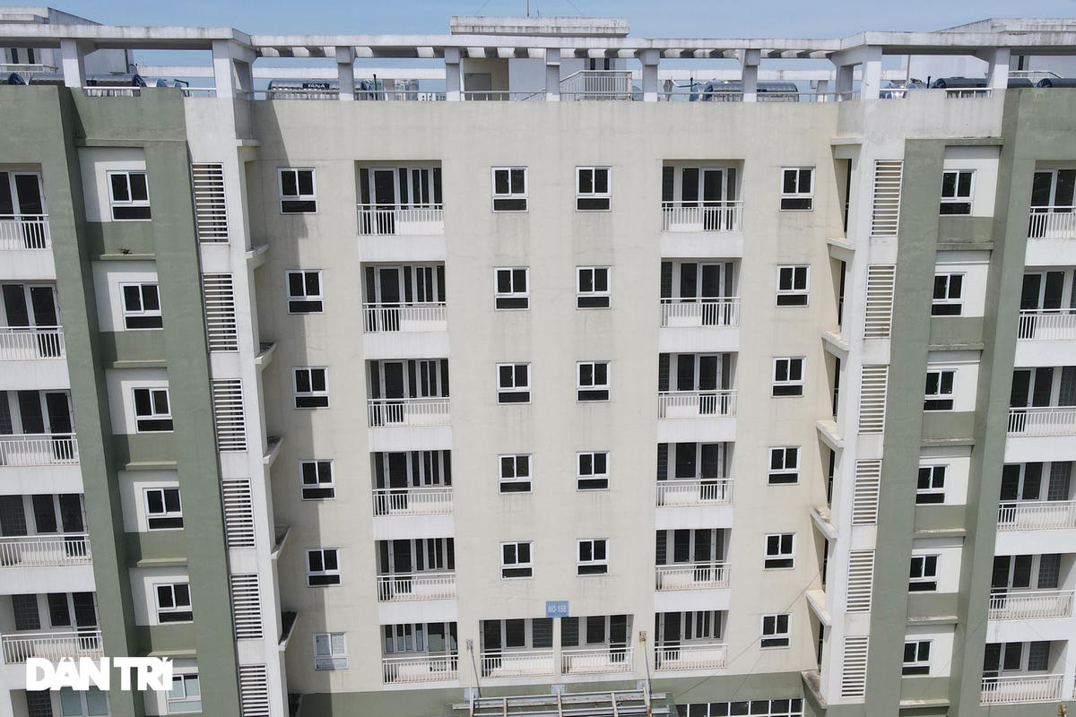 Tuy đã hoàn thiện đẹp đẽ nhưng theo ghi nhận, những căn nhà ở dự án này đã đắp chiếu nhiều năm nay và đang có dấu hiệu xuống cấp.