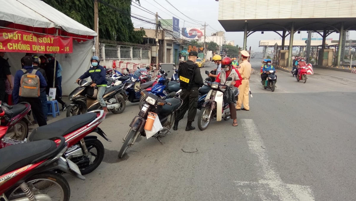 Chốt kiểm soát dịch bệnh tại cầu Đồng Nai kiểm tra mang tính xác suất vì lượng người, phương tiện qua khu vực này khá đông.