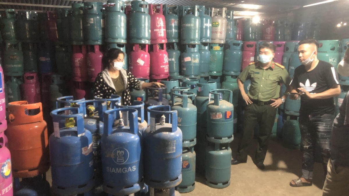 Lực lượng chức năng tiến hành kiểm tra nhà kho của Công ty Vận tải Hồng lạc.