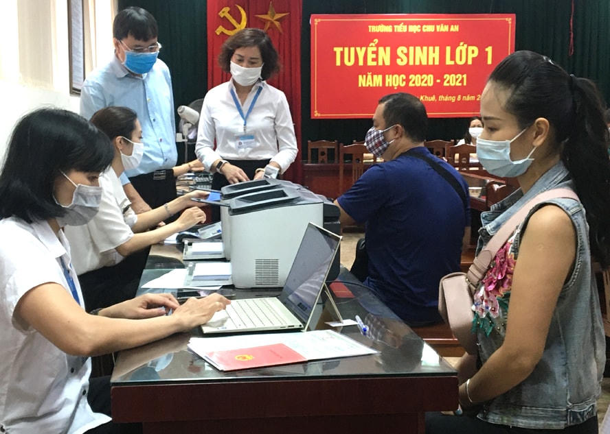 Hỗ trợ phụ huynh làm thủ tục tuyển sinh trực tuyến đầu cấp.
