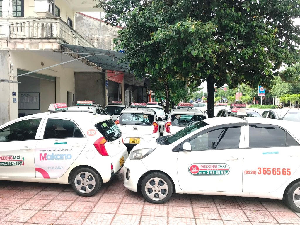 Khi taxi không có khách phải nằm lề đường. 