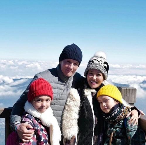 Bạn trai nữ ca sĩ thân thiết với hai con của cô.