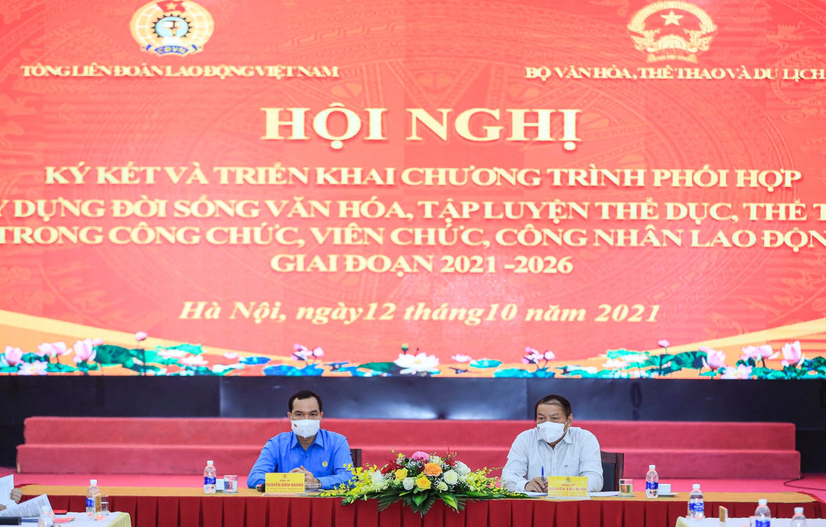 Chủ trì Hội nghị.
