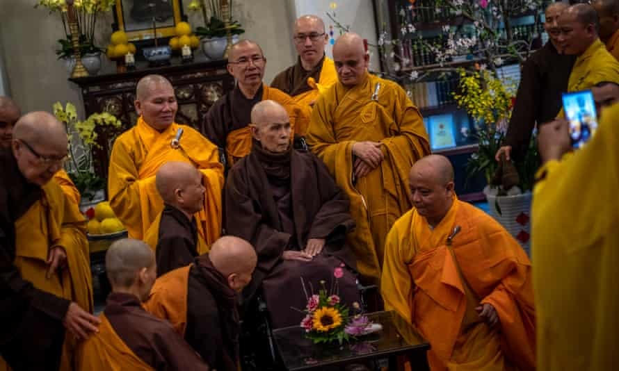 Các tăng ni, Phật tử kính chào Thiền sư Thích Nhất Hạnh tại một ngôi chùa ở Huế. Ảnh: Linh Phạm / Getty Images.