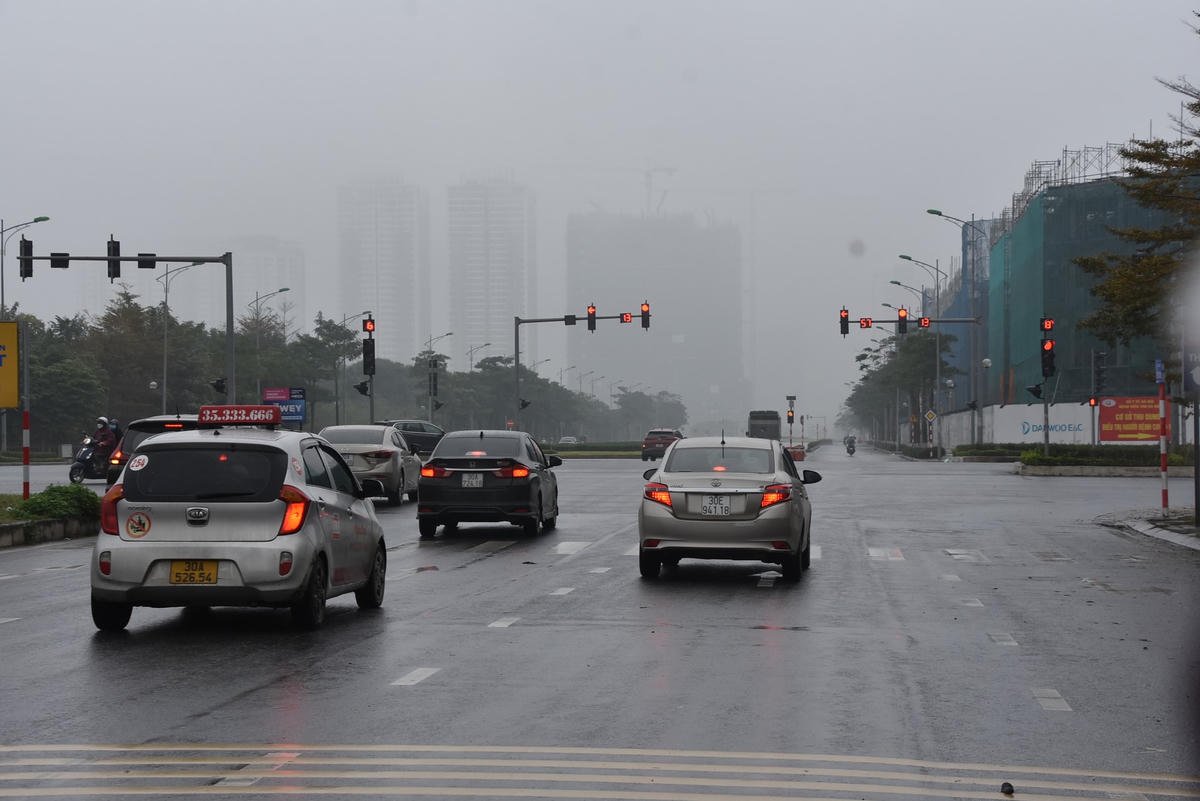 Do vậy, từ đêm nay đến sáng ngày mai (7/3), Hà Nội sẽ có mưa rào và giông. Từ ngày 7 - 8/3, trời chuyển rét với nhiệt độ thấp nhất phổ biến 15 - 17 độ.