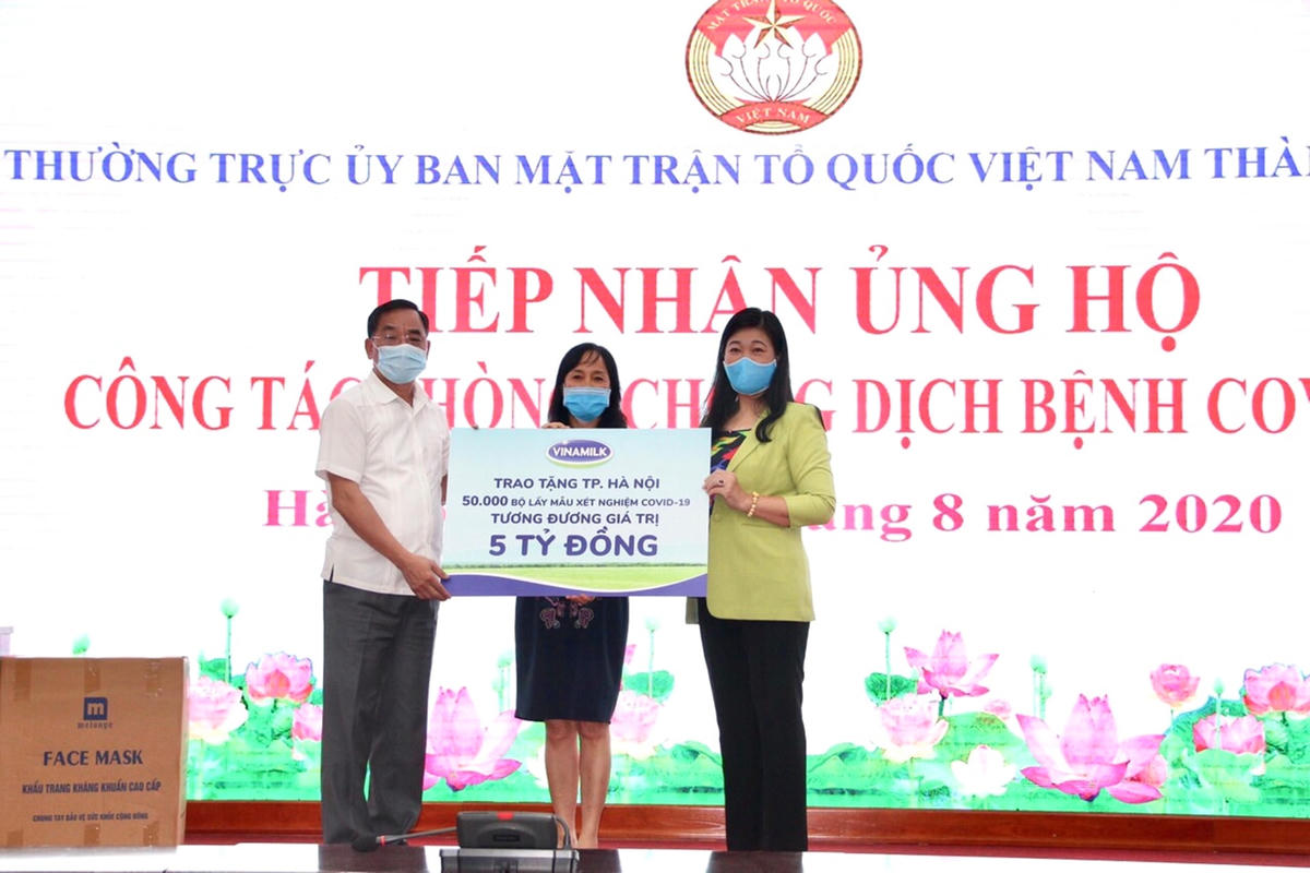 Lãnh đạo Sở Y tế và Ủy ban MTTQ Việt Nam TP Hà Nội tiếp nhận 50.000 bộ lấy mẫu xét nghiệm Covid-19, tương đương 5 tỷ đồng từ đại diện Vinamilk.