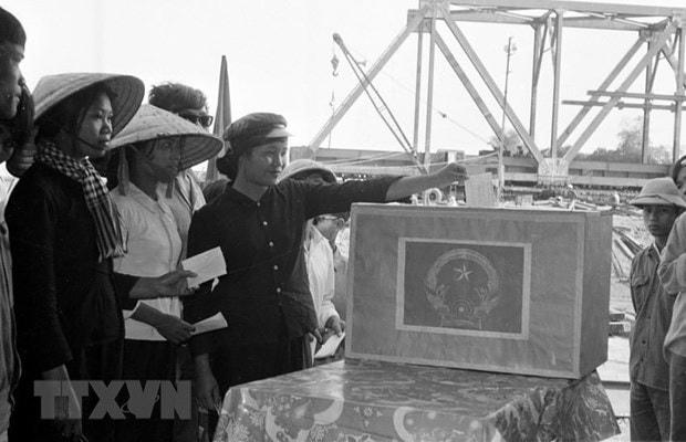 Công nhân Công ty Đường sắt 773 (Liên hiệp xí nghiệp cục Công trình 1-Bộ Giao thông Vận tải) đang xây dựng cầu Yên Xuân (Nghệ Tĩnh), tham gia bầu cử Quốc hội khóa VI tại công trường. (Ảnh: Lan Xuân/TTXVN).