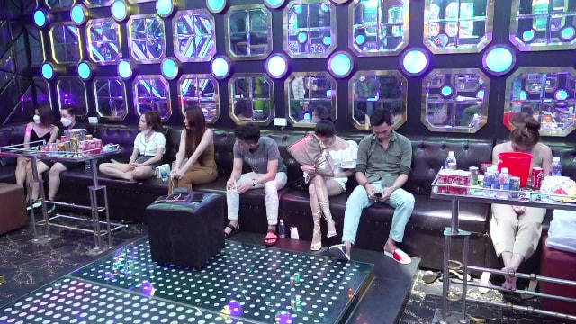 Lực lượng chức năng phát hiện nhiều đối tượng sử dụng ma túy ở quán Karaoke & Hotel King.