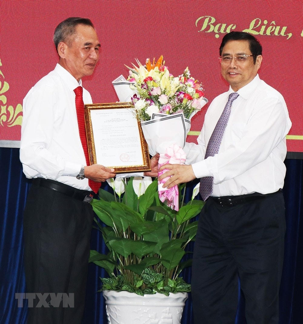 Ông Phạm Minh Chính trao Quyết định của Bộ Chính trị cho ông Lữ Văn Hùng, Bí Thư Tỉnh ủy Bạc Liêu. Ảnh: TTXVN.