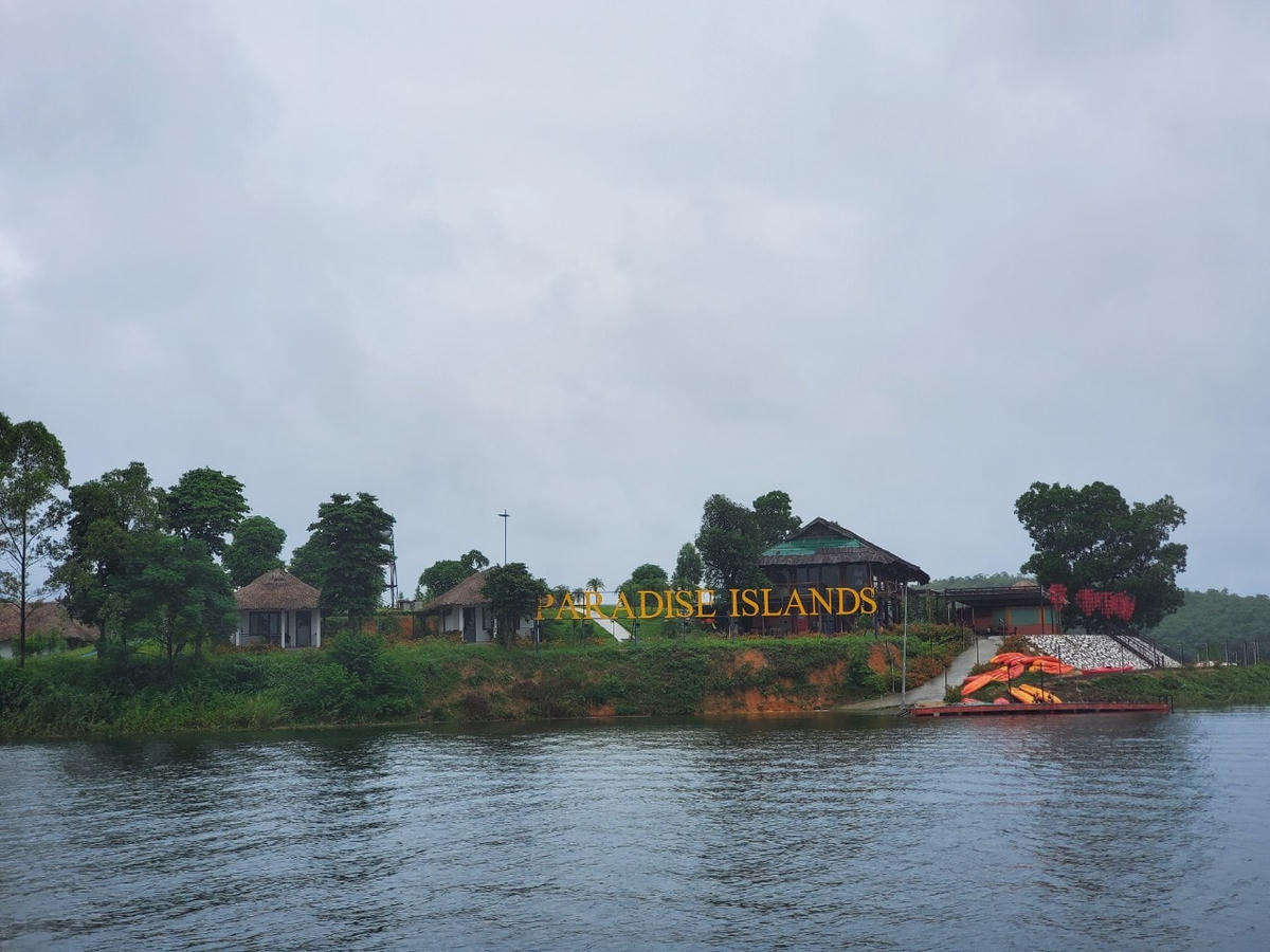 Những “resort” không phép hoàn thiện trên lòng hồ Thác Bà.