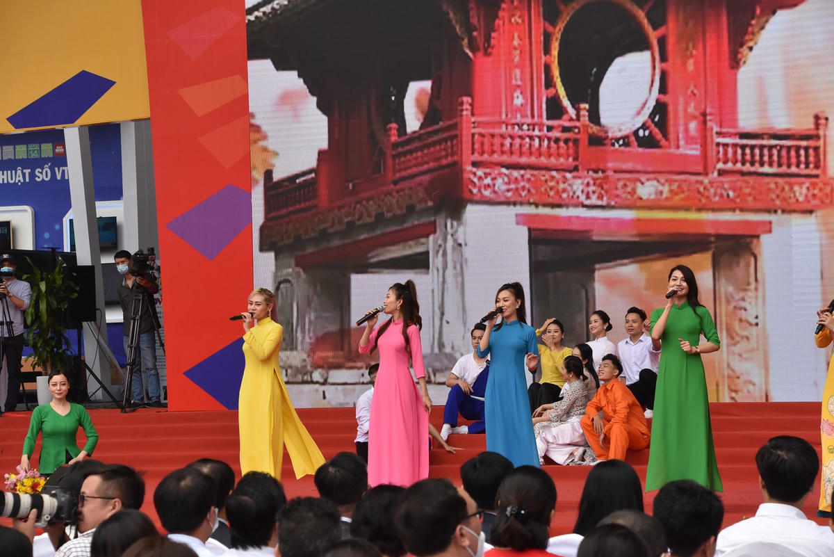 Nhiều chương trình văn nghệ đặc sắc tôn vinh người làm báo. Ảnh: Hoàng Chiến.