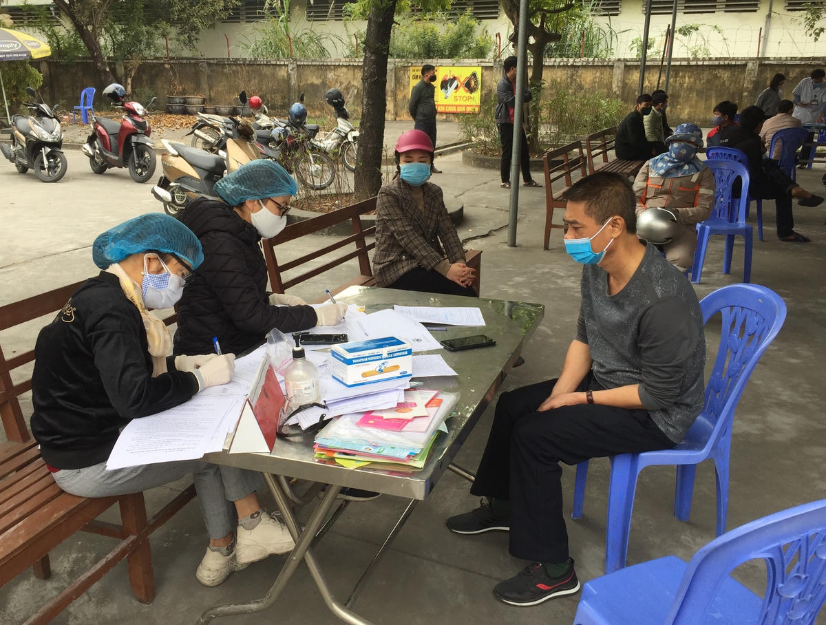 Sáng 31/1, sau khi có thông tin BN 1727 là thợ mỏ Vàng Danh mắc Covid-19, những người có tiếp xúc đã đến tại Trạm Y tế phường Mạo Khê, thị xã Đông Triều khai báo.