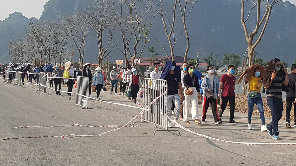 Hàng đoàn khách dài.