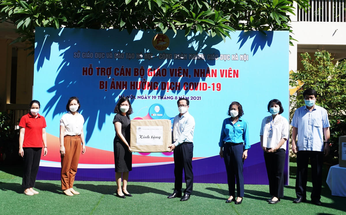 Lãnh đạo Sở Giáo dục và Đào tạo Hà Nội, Công đoàn ngành Giáo dục Hà Nội tặng quà cho giáo viên, nhân viên khó khăn tại các điểm trường.