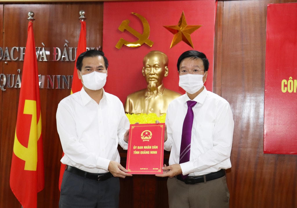 Ông Bùi Văn Khắng, Phó Chủ tịch UBND tỉnh Quảng Ninh trao quyết định bổ nhiệm Phó Giám đốc Sở Kế hoạch và Đầu tư cho ông Nguyễn Việt Hùng. Ảnh: QMG.