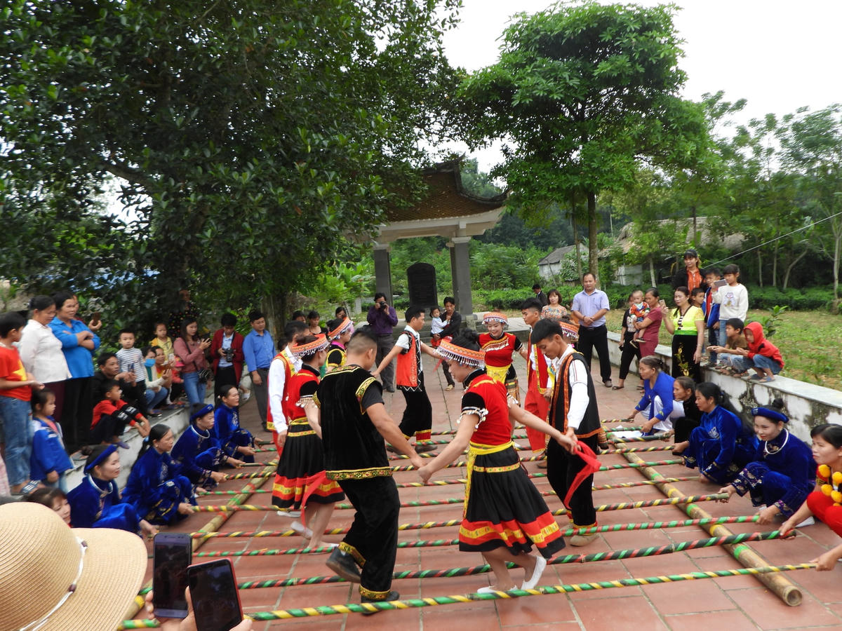 Bà con nhân dân hồ hởi múa Sạp tại Ngày hội.