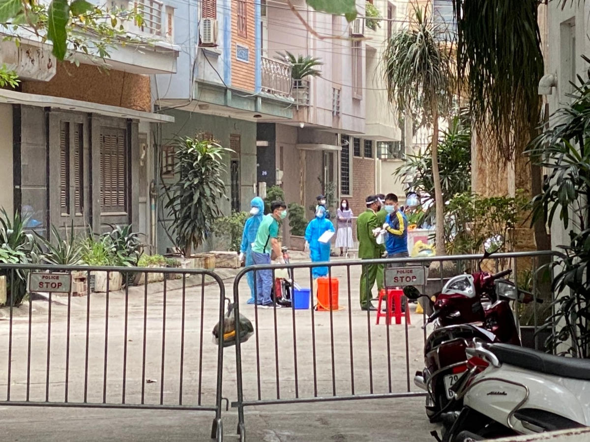 Nhân viên y tế tiến hành các biện pháp phòng dịch tại ngõ 86 Duy Tân, Dịch Vọng Hậu, Cầu Giấy - nơi có ca nhiễm Covid-19. Ảnh: Lan Anh.