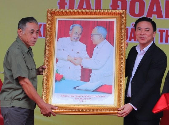 Ông Đỗ Trọng Hưng, Bí thư Tỉnh uỷ Thanh Hoá tặng người dân Quảng Thắng bức ảnh Bác Hồ với bác Tôn.