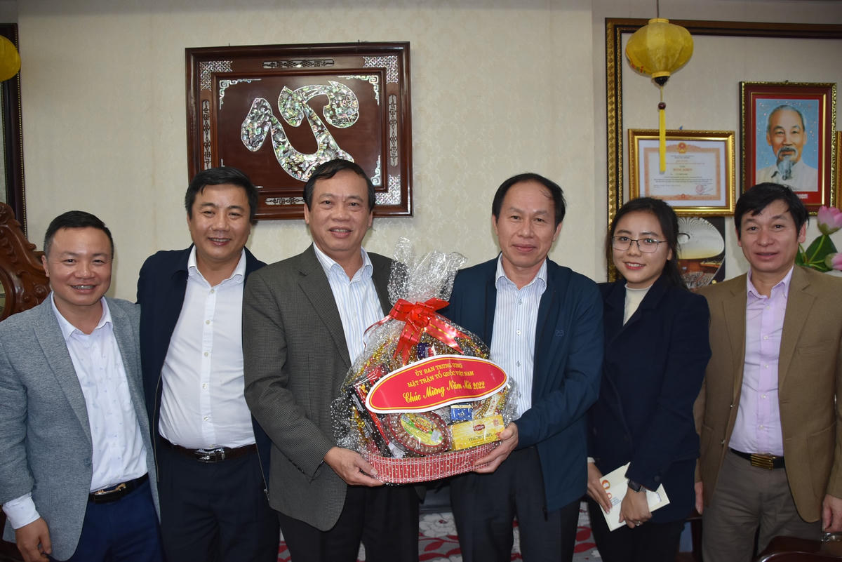 Phó Chủ tịch - Tổng Thư ký Lê Tiến Châu thăm, chúc Tết nguyên Phó Chủ tịch - Tổng Thư ký UBTƯ MTTQ Việt Nam Vũ Trọng Kim.