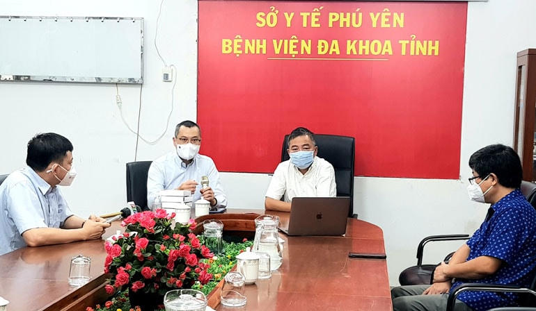 Giám đốc BV Đại học Y Hà Nội, PGS.TS Nguyễn Lân Hiếu cùng Đoàn công tác làm việc tại Phú Yên.