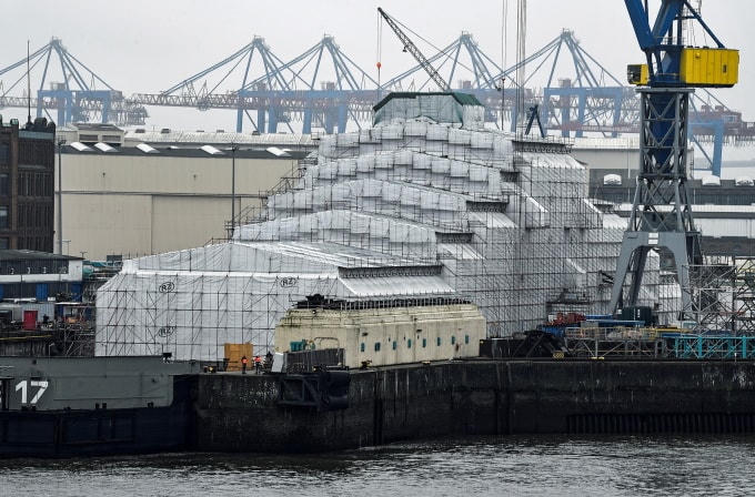 Siêu du thuyền Dilbar được bảo dưỡng tại cảng Blohm Voss ở thành phố Hamburg của Đức. Ảnh: Reuters.